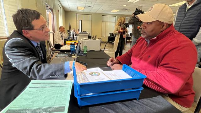 Robinson makes campaign official, jabs GOP opponents